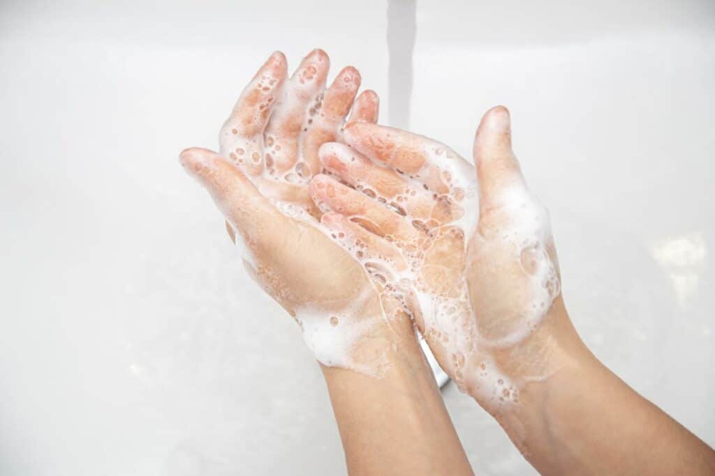 nettoyage des mains avec un savon doux